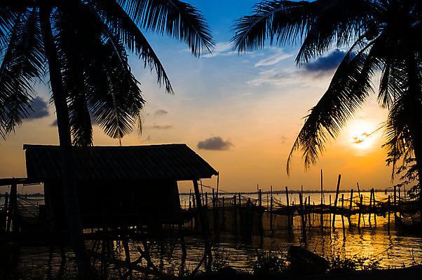 포토 JPG 해외이미지 바다 여행 태국 하늘 주택 어류 사람없음 파란색 강 태양 일몰 오두막 해외202004 해외포토 자연요소 아시아 컬러 건물 노을 수중동물 파일형식 이미지허브