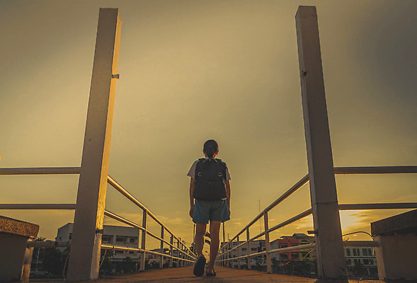 포토 JPG 해외이미지 라이프스타일 여자 행복 여행 백그라운드 셔츠 반바지 배낭 태국 하늘 아침 휴가 사람 동양인 풍경 성인 사람없음 건물 빛 일출 일몰 산책 도시 떨어짐 샌들 시작 싱글 혼자 스타일 해외202004 해외포토 주간 건축물 감정 아시아 신발 컨셉 상의 가방 바지 휴식 인종 생활 노을 파일형식 이미지허브