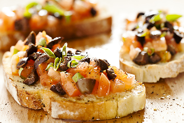 포토 JPG 해외이미지 음식 빵 토마토 사람없음 빨간색 초록색 갈색 검은색 식사 저녁식사 흰색 닫기 애피타이저 허브 올리브 후추 바질 점심식사 브루스케타 해외202004 해외포토 식물 열매 컬러 채소 모션 향신료 파일형식 이미지허브