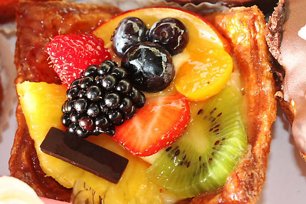 포토 JPG 해외이미지 접시 기념일 음식 결혼 밭 다이어트 과일 디저트 치즈 기념 주류 발렌타인데이 건강 사람없음 장식 농장 파티 케이크 초콜릿 식사 어둠 빵집 축하 대접 신선 생일 체리 달콤 맛 굽기 먹기 크림 아로마 아몬드 코코아 욕심 제빵사 해외202004 해외포토 직업 식기 음료 컨셉 농업 모션 데이이벤트 유제품 이벤트 상점 견과류 구이 파일형식 이미지허브