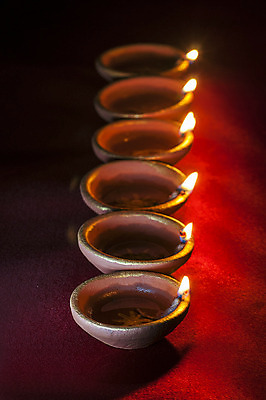 포토 JPG 해외이미지 전통 행복 종교 문화 백그라운드 불 휴가 기념 사람없음 장식 빛 컬러풀 평화 축제 어둠 기도 램프 축하 인사 신용카드 야간 인도인 기회 예배 점토 광 등잔 숭배 힌두교 해외202004 해외포토 자연요소 외국인 감정 컬러 컨셉 조명 동양인 금융 예절 파일형식 이미지허브