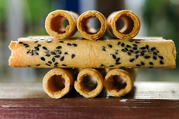 포토 JPG 해외이미지 전통 음식 조각 디저트 사람없음 노란색 쌓기 쿠키 과자 케이크 검은색 식사 막대기 황금 달콤 맛 아침식사 굽기 먹기 롤 덮기 깨 향 튜브 성분 와플 점심식사 탄수화물 해외202004 해외포토 컬러 컨셉 식재료 모션 조미료 구이 파일형식 이미지허브