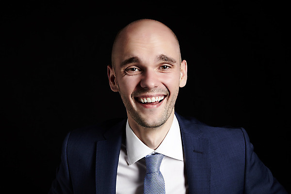 포토 JPG 해외이미지 스튜디오촬영 백인 직업 응시 행복 얼굴 회사 비즈니스 청소년 검은배경 넥타이 수염 표정 한명 미소 웃음 정장 20대 성인 가로 어둠 재킷 직장인 비즈니스맨 우아함 경영자 옷입기 심플 예복 카피스페이스 해외202004 해외포토 서양인 1 시선 잡화 옷 남자 감정 백그라운드 컨셉 모션 실내 사람 청년 신체부위 검은색 공백 외투 리더 파일형식 이미지허브