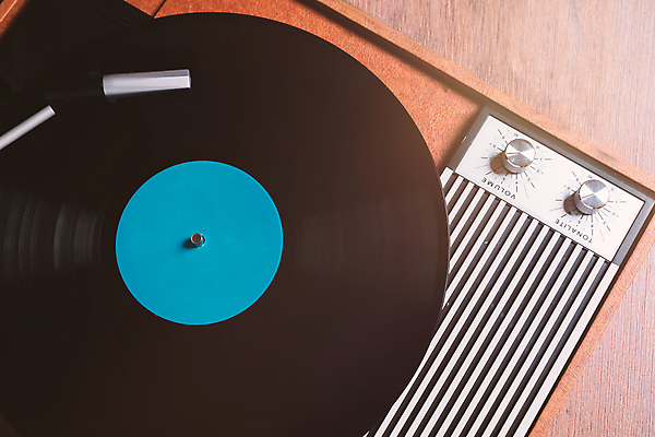 포토 JPG 해외이미지 음악 백그라운드 놀이 탁자 사람없음 목재 파티 유행 라벨 소리 듣기 장비 수확 골동품 흰색 기록 역사 클래식 정상 앨범 DJ 향수 복고 디스코 오디오 70대 축음기 스테레오 비닐 턴테이블 선로 옛날 플레이어 스타일 힙스터 해외202004 해외포토 나무 패션 노년 컬러 음향기기 가구 컨셉 농업 재료 모션 재질 문화예술 프레임 이벤트 전자제품 화장품 춤 파일형식 이미지허브