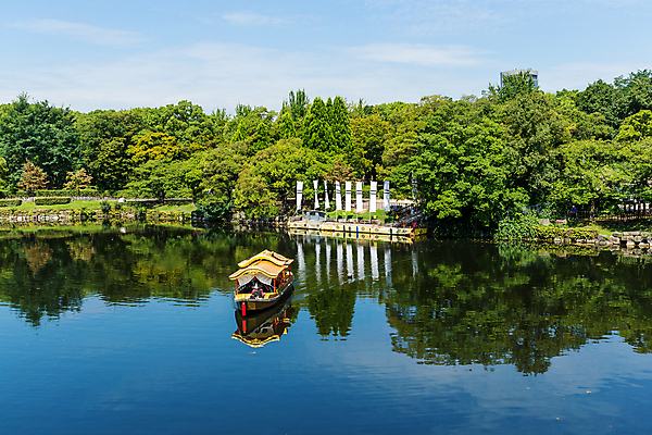 포토 JPG 해외이미지 나무 식물 구름 공원 호수 자연 하늘 풍경 사람없음 물 파란색 강 햇빛 여행객 도시 보트 장면 내추럴 오사카 해외202004 해외포토 자연요소 공공시설 컬러 배_교통 사람 태양 일본 생태계 파일형식 이미지허브