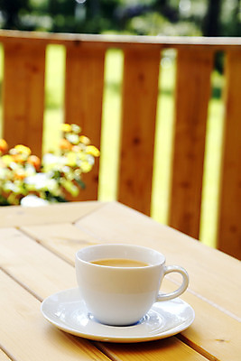 포토 JPG 해외이미지 그릇 식기 커피 음료 탁자 사람없음 컵 갈색 정원 거품 우유 흰색 커피잔 카푸치노 따뜻한음료 해외202004 해외포토 컬러 가구 잔 유제품 파일형식 이미지허브