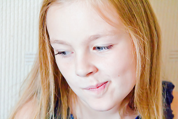 포토 JPG 해외이미지 백인 여학생 유럽 어린이 한명 파란색 금발 흰색 8 6 5 7 해외202004 해외포토 서양인 1 학생 헤어스타일 여자 나라 컬러 사람 숫자 파일형식 이미지허브