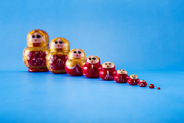 포토 JPG 해외이미지 전통 전통문화 실내 사람없음 장식 가로 빨간색 세트 장난감 성장 그리기 그룹 황금 수집 파란배경 러시아 기념품 수공예품 줄서기 해외202004 해외포토 유럽 문화 컬러 백그라운드 모션 내부 파란색 오브젝트 공예품 파일형식 이미지허브