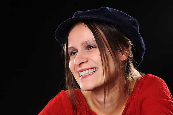 포토 JPG 해외이미지 백인 1 여자 행복 유럽 얼굴 한명 웃음 사람 성인 가로 머리 사진촬영 흰색 싱글 긍정 캡모자 혼자 해외202004 해외포토 서양인 모자_잡화 감정 나라 컬러 컨셉 표정 신체부위 촬영 파일형식 이미지허브