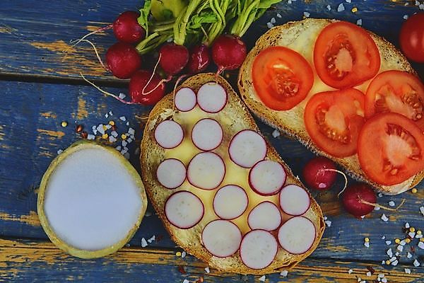 포토 JPG 해외이미지 음식 빵 조각 백그라운드 다이어트 토마토 채소 탁자 샌드위치 건강 요리 사람없음 목재 초록색 갈색 노란색 요식업 식사 저녁식사 샐러드 흰색 신선 최고 맛 아침식사 낟알 먹기 배고픔 준비 슬라이스 머리위 칼로리 버터 내추럴 점심식사 총각무 해외202004 해외포토 나무 산업 컬러 가구 컨셉 재료 모션 무 파일형식 이미지허브