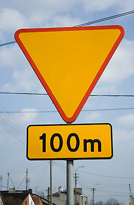 포토 JPG 해외이미지 응시 유럽 도로 하늘 간판 경고 안전 사람없음 빨간색 파란색 금속 도시 표지판 고속도로 정지 위험 심볼 손목시계 사인 주기 법 조심 돌봄 방법 주목 해외202004 해외포토 시선 나라 길 시계 컬러 컨셉 장신구 교통시설 모션 재질 알림판 파일형식 이미지허브