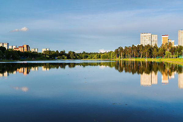 포토 JPG 해외이미지 나무 1 공원 호수 건축양식 학교 자연 하늘 풍경 사람없음 건물 물 여름 빛 강 반사 맑음 일몰 연못 도시 소나무 잠 저녁 숲 친환경 러시아 지역 모스크바 생태학 해외202004 해외포토 자연요소 식물 건축물 계절 공공시설 교육 건축 유럽 날씨 노을 환경 야간 생태계 파일형식 이미지허브