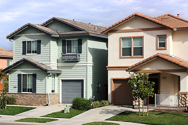 포토 JPG 해외이미지 전통 외관 건축양식 창문 가족 지붕 부동산 새로움 거리 주택 잔디 사람없음 건물 파란색 울타리 세일 마을 정원 맑음 흰색 도시 재산 커뮤니티 연립주택 이웃 대출 개발 교외 줄서기 진짜 스타일 해외202004 해외포토 식물 건축물 건축 컬러 컨셉 관계 모션 날씨 금융 담장 파일형식 이미지허브