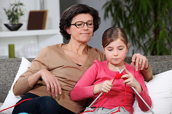 포토 JPG 해외이미지 식물 여자 노년 안경 어린이 쿠션 공 친절 주택 갈색머리 사람 앉기 취미 두명 장식 소파 금발 기쁨 가르침 뜨개질 휴게실 작음 양모 해외202004 해외포토 헤어스타일 잡화 교육 감정 의자 모션 성인 건물 직물 크기 파일형식 이미지허브