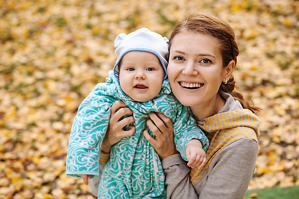 포토 JPG 해외이미지 백인 응시 옷 계절 공원 남자 행복 아들 어린이 잎 2 가족 자연 엄마 함께함 따뜻함 건강 사랑 미소 사람 소년 성인 야외 두명 카메라 기쁨 가을 흰색 아기 잡기 작음 허리 걸음마 해외202004 해외포토 서양인 식물 시선 공공시설 감정 컬러 컨셉 관계 모션 표정 신체부위 전자제품 크기 생태계 파일형식 이미지허브