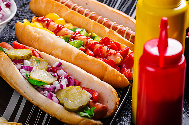 포토 JPG 해외이미지 검은배경 피망 파프리카 실내 사람없음 세개 케첩 머스터드 피클 핫도그 소스통 적양파 해외202004 해외포토 음식 백그라운드 채소 양파 패스트푸드 통 3 내부 검은색 소스_음식 절임 파일형식 이미지허브