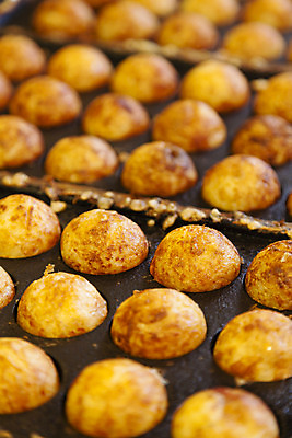 포토 JPG 해외이미지 전통 아시아 음식 여행 백그라운드 공 거리 요리 동양인 사람없음 세로 갈색 일본 식사 튀김 뜨거움 맛 해산물 문어 여의주 오사카 해외202004 해외포토 나라 컬러 컨셉 연체동물 인종 수중동물 파일형식 이미지허브