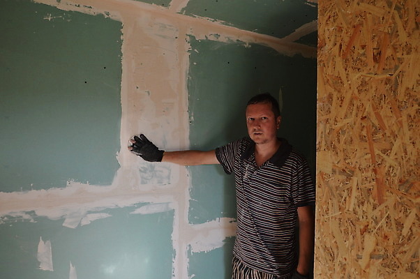 포토 JPG 해외이미지 남자 수염 주택 실내 한명 사람 취미 건물 목재 상점 앞치마 장비 기구 공구 작업실 엔지니어 목공예 장인 잡동사니 주인 복원 수목 차고 핸드메이드 해외202004 해외포토 나무 1 건축물 재료 내부 도구 기술자 공예 파일형식 이미지허브