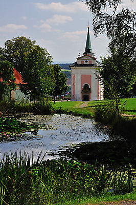 포토 JPG 해외이미지 기독교 종교 호수 자연 하늘 사람없음 초록색 물 빛 태양 교회 정원 나뭇가지 작음 만족 체코 공화국 바로크 해외202004 해외포토 자연요소 나무 감정 유럽 나라 컬러 종교건축 건물 크기 생태계 파일형식 이미지허브