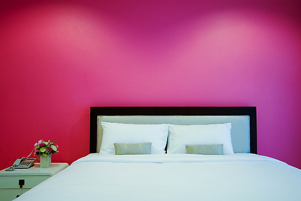 포토 JPG 해외이미지 디자인 벽 분홍색 여행 가구 비즈니스 베개 침구 탁자 호텔 휴가 휴식 아파트 주택 실내 사람없음 내부 장식 가로 빛 갈색 유행 침실 방 침대 램프 잠 클래식 고급 우아함 왕 휴양지 여관 매트리스 안락 해외202004 해외포토 컬러 생활용품 컨셉 숙소 조명 건물 장소 파일형식 이미지허브