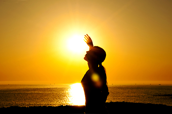포토 JPG 해외이미지 여자 행복 실루엣 기독교 종교 바다 백그라운드 자연 하늘 아침 따뜻함 한명 사람 옆모습 여름 컬러풀 태양 일출 희망 일몰 새벽 에너지 자유 기도 천국 무료 생태학 숭배 칭찬 해외202004 해외포토 주간 자연요소 1 계절 교육 감정 뷰포인트 컬러 컨셉 촬영기법 노을 생태계 파일형식 이미지허브
