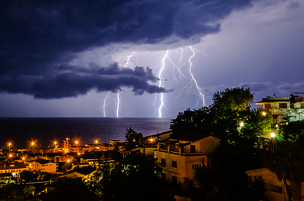 포토 JPG 해외이미지 구름 바다 자연 하늘 날씨 전등 풍경 사람없음 가로 파란색 빛 검은색 어둠 야간 위험 번개 장면 폭풍 뇌우 폭풍우 해외202004 해외포토 자연요소 컬러 컨셉 조명 비_날씨 자연재해 생태계 파일형식 이미지허브