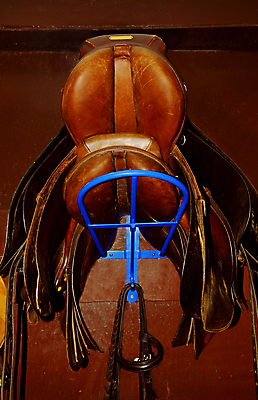 포토 JPG 해외이미지 동물 벽 2 의자 매달리기 사람없음 농장 상점 목장 방 장비 시골 쌍 승마 승차 가죽 방향 수납 기어 안장 외양간 스트랩 신발장 해외202004 해외포토 스포츠 가구 농업 모션 파일형식 이미지허브