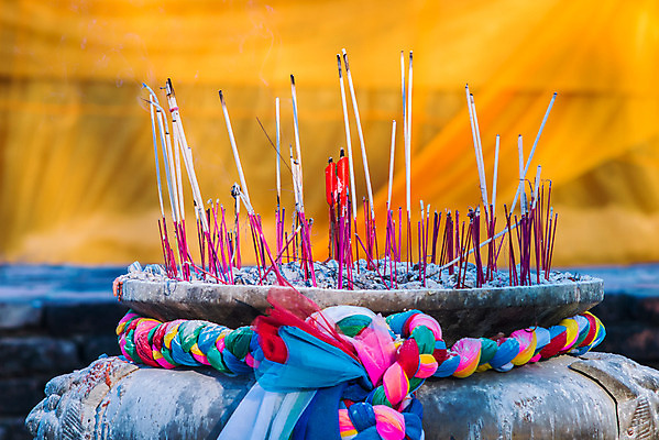 포토 JPG 해외이미지 전통 종교 문화 불교 태국 동양인 사람없음 믿음 기도 사찰 막대기 의식 냄비 오브젝트 향기 숭배 재 화상 해외202004 해외포토 감정 아시아 종교건축 인종 상처 솥 냄새 파일형식 이미지허브