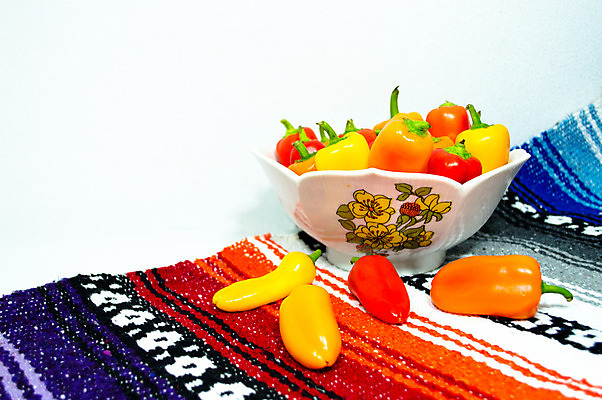 포토 JPG 해외이미지 접시 음식 백그라운드 채소 오렌지 탁자 피망 건강 요리 사람없음 장식 빨간색 초록색 파란색 컬러풀 노란색 주방 보라색 흰색 사발 달콤 맛 담요 유기농 매움 스페인어 해외202004 해외포토 식기 웰빙 컬러 가구 컨셉 과일 사기그릇 파일형식 이미지허브