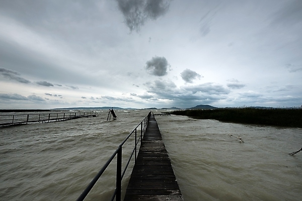 포토 JPG 해외이미지 구름 호수 물결 파도 바다 백그라운드 난간 자연 하늘 바람 날씨 산 사람없음 목재 물 항구 어둠 분노 널 위험 예측 방파제 폭풍 헝가리 내추럴 수평선 해외202004 해외포토 자연요소 나무 공공시설 감정 컨셉 재료 교통시설 생태계 동유럽 파일형식 이미지허브