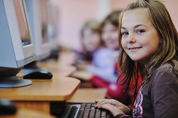 포토 JPG 해외이미지 여자 교육 남자 행복 어린이 의자 교실 학교 수업 함께함 한명 사람 앉기 소년 친구 스터디 컴퓨터 교사 가르침 그룹 책상 어린이만 해외202004 해외포토 직업 1 감정 가구 컨셉 관계 모션 전자제품 학습 파일형식 이미지허브