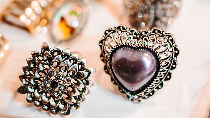 포토 JPG 해외이미지 디자인 여자 분홍색 크리스마스 목걸이 장신구 공 팔찌 유리 추상 휴가 사람없음 장식 빨간색 초록색 파란색 빛 컬러풀 알약 약 유행 바위 흰색 반지 원형 보석 구슬 고립 스타일 해외202004 해외포토 도형 기념일 컬러 무늬 의학 재질 사람 돌_바위 광석 파일형식 이미지허브