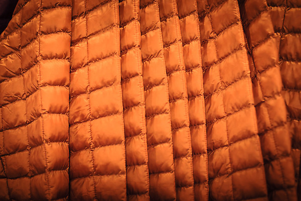 포토 JPG 해외이미지 옷 여자 남자 백그라운드 겨울 패턴 표면 따뜻함 매달리기 경비 사람없음 쇼핑 유행 상점 재킷 코트 가을 직물 주머니 옷걸이 수집 날씬함 깃털 질감 거위 지퍼 소매 방수 신발장 줄서기 스타일 해외202004 해외포토 계절 무늬 모션 조류 안전 사람 외투 보호 몸매 파일형식 이미지허브