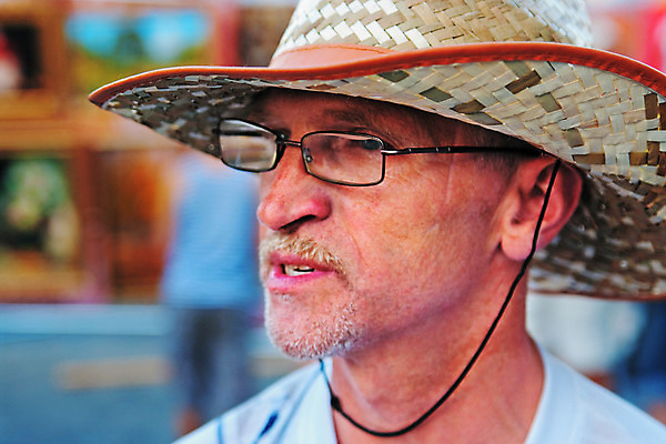 포토 JPG 해외이미지 백인 손 안경 의자 휴식 거리 한명 앉기 성인 침묵 시력 예술가 밀짚 섬광 해외202004 해외포토 서양인 1 잡화 가구 컨셉 모션 사람 신체부위 소리 짚 파일형식 이미지허브