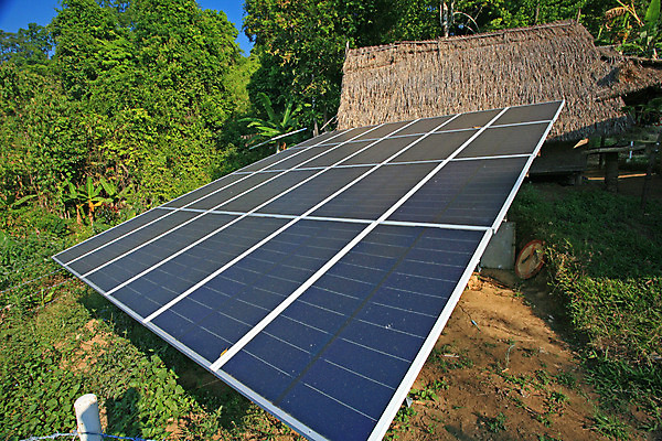 포토 JPG 해외이미지 구름 외관 자연 하늘 지붕 세포 사람없음 햇빛 태양 환경 힘 재활용 에너지 판넬 뜨거움 고급 태양에너지 각도 해결 세대 유지 내추럴 베터리 생태학 수집가 요금 공급 해외202004 해외포토 자연요소 직업 교육 컨셉 그린에너지 친환경 생태계 파일형식 이미지허브