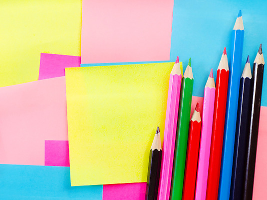 포토 JPG 해외이미지 백그라운드 색연필 사람없음 하이앵글 포스트잇 색종이 카피스페이스 해외202004 해외포토 종이 뷰포인트 학용품 공백 메모지 파일형식 이미지허브