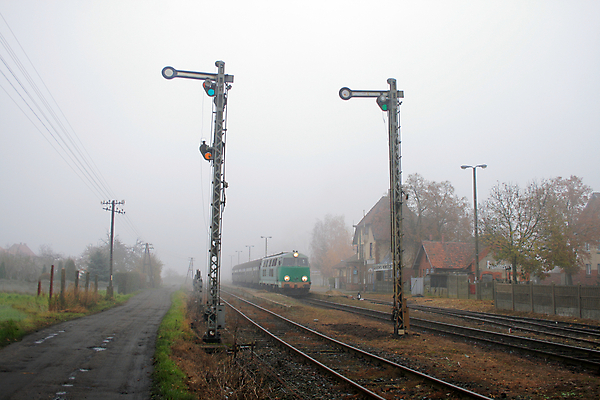 포토 JPG 해외이미지 여행 교통시설 풍경 사람없음 야외 가로 햇빛 마을 안개 가을 시골 역 출발 출퇴근 신호 광택 단상 폴란드 구식 뿌연 옛날 통근 해외202004 해외포토 계절 유럽 교통 컨셉 비즈니스 날씨 태양 시설 출근 파일형식 이미지허브