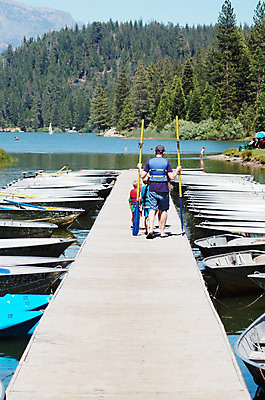 포토 JPG 해외이미지 아들 호수 스포츠 관계 휴가 사람없음 야외 물 성장 수상스포츠 보트 아빠 카약 노젓기 줄서기 해외202004 해외포토 자연요소 배_교통 가족 모션 파일형식 이미지허브