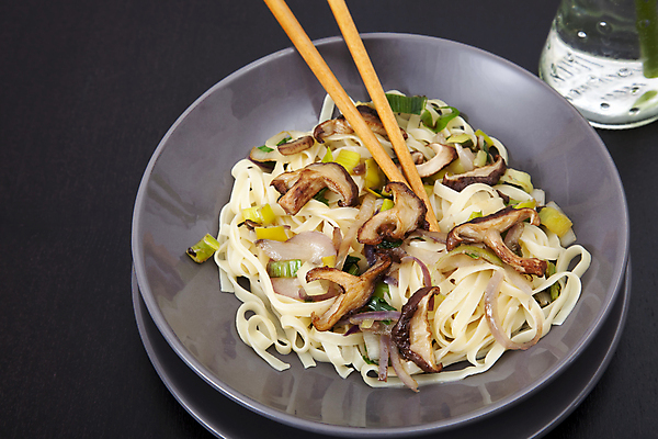 포토 JPG 해외이미지 음식 채소 젓가락 요리 사람없음 버섯 면 플랫 기아 토막 녹말 해외202004 해외포토 수저 사회이슈 파일형식 이미지허브