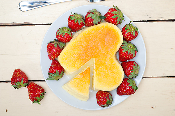 포토 JPG 해외이미지 접시 포크 딸기 디저트 사람없음 하이앵글 하트 자르기 치즈케이크 해외202004 해외포토 모양 식기 음식 뷰포인트 과일 모션 케이크 파일형식 이미지허브