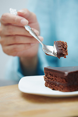 포토 JPG 해외이미지 라이프스타일 손 여자 음식 조각 탁자 디저트 주택 한명 사람 신체부위 세로 갈색 케이크 초콜릿 숟가락 미국 희망 빵집 신선 달콤 인스턴트 유혹 굽기 뉴욕 슬라이스 심플 팔 리빙 중독 충동구매 페스츄리 핸드메이드 해외202004 해외포토 1 감정 빵 컬러 가구 컨셉 북아메리카 수저 건물 생활 쇼핑 상점 맛 구이 과소비 파일형식 이미지허브
