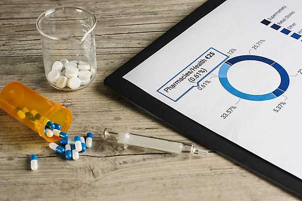 포토 JPG 해외이미지 돈 유리병 건강 사람없음 치료 금융 숫자 알약 약 고통 환자 의사 질병 처방 테라피 보험 조제 돌봄 비용 해외202004 해외포토 문자 감정 의학 모션 병_용기 경제 뷰티 의료진 재산 만들기 파일형식 이미지허브