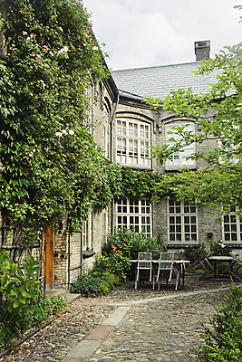 포토 JPG 해외이미지 나무 식물 외관 유럽 벽 가구 의자 건축양식 자연 탁자 주택 사람없음 야외 건물 초록색 여름 침묵 편안함 북쪽 아이비 뒤뜰 안뜰 해외202004 해외포토 건축물 계절 건축 나라 컬러 생활용품 소리 감각 방향 생태계 파일형식 이미지허브