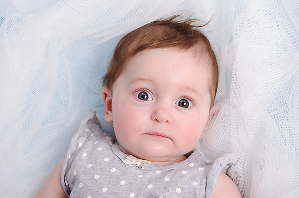 포토 JPG 해외이미지 딸 어린이 가족 사랑 한명 미소 소파 기쁨 침대 아기 6 월 7 해외202004 해외포토 1 감정 가구 의자 관계 표정 사람 숫자 날짜 파일형식 이미지허브