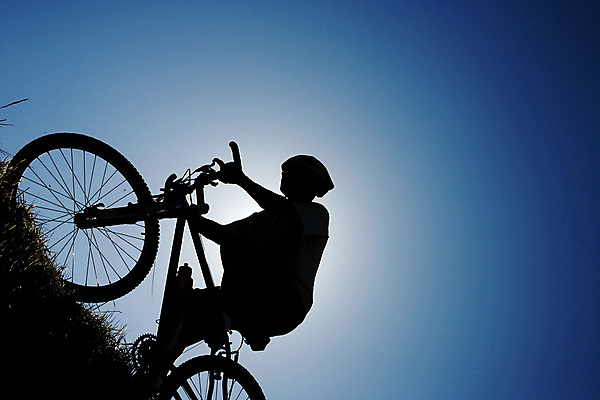 포토 JPG 해외이미지 여자 남자 스포츠 자연 하늘 산 풍경 경사 성인 사람없음 야외 파란색 사이클링 산악자전거 해외202004 해외포토 컬러 사람 자전거 육상스포츠 생태계 파일형식 이미지허브