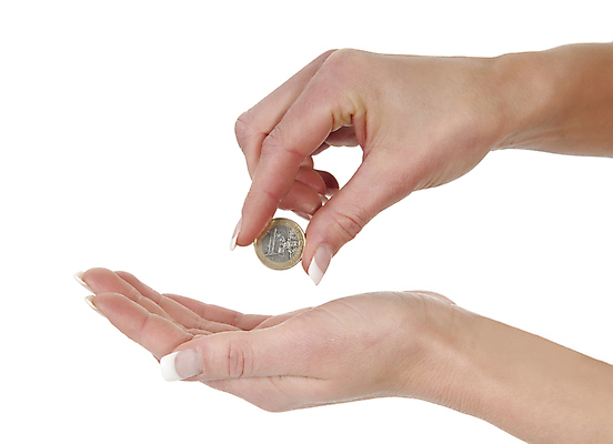 포토 JPG 해외이미지 1 손 돈 손가락 한명 동전 유로 흰색 잡기 절약 변화 흰배경 주기 땅콩 고립 해외202004 해외포토 컬러 백그라운드 컨셉 모션 사람 신체부위 견과류 재산 파일형식 이미지허브