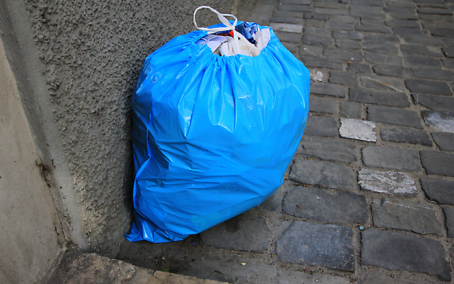 포토 JPG 해외이미지 백그라운드 가사 가방 사람없음 파란색 쓰레기통 흰색 쓰레기 폐기물 플라스틱 청소 버리기 가득함 청록색 낭비 고립 정리함 해외202004 해외포토 잡화 컬러 컨셉 모션 재질 파일형식 이미지허브