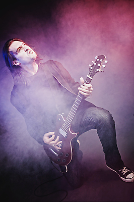 포토 JPG 해외이미지 별 문화 줄 음악 조명 한명 사람 이벤트 파티 금속 검은색 쪽지 축제 힘 소리 콘서트 공연 연주자 음악가 에너지 무대 기구 기타 악단 예술가 시끄러움 그런지 뮤지컬 블루스 비명 인기 펑크 플레이어 생존 해외202004 해외포토 자연요소 직업 1 컬러 재질 현악기 문화예술 파일형식 이미지허브