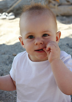 포토 JPG 해외이미지 응시 여자 딸 행복 어린이 모래 생각 휴가 휴식 사랑 한명 사람 야외 아기 걸음마 천진난만 해외202004 해외포토 1 시선 감정 컨셉 가족 모션 파일형식 이미지허브