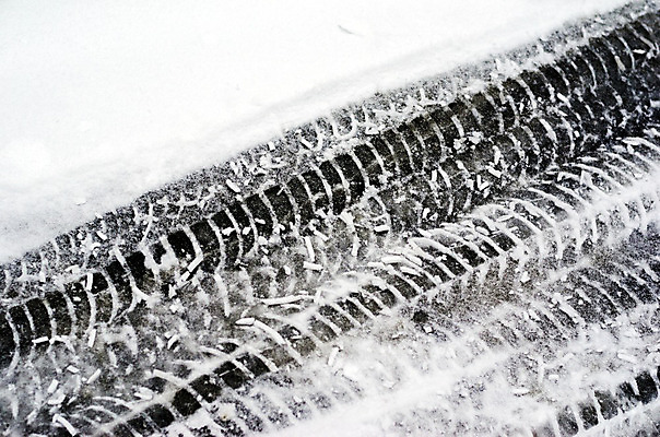 포토 JPG 해외이미지 도로 길 선 백그라운드 겨울 패턴 교통시설 자국 자동차 날씨 추상 안전 사람없음 야외 검은색 추위 흰색 닫기 인쇄 위험 발자국 질감 타이어 밟기 선로 눈내림 해외202004 해외포토 계절 육상교통 컬러 교통 컨셉 무늬 모션 눈_날씨 시설 파일형식 이미지허브